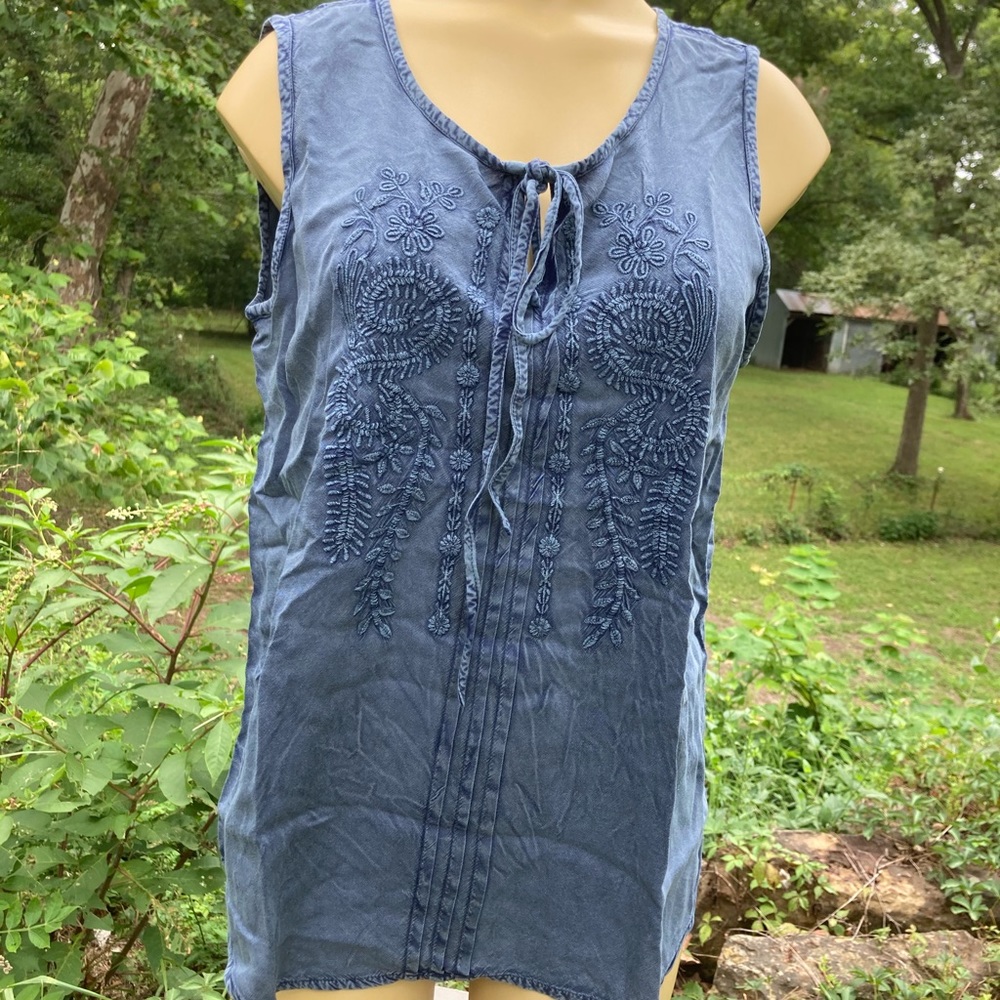 Sleeveless, distressed navy, medium top.